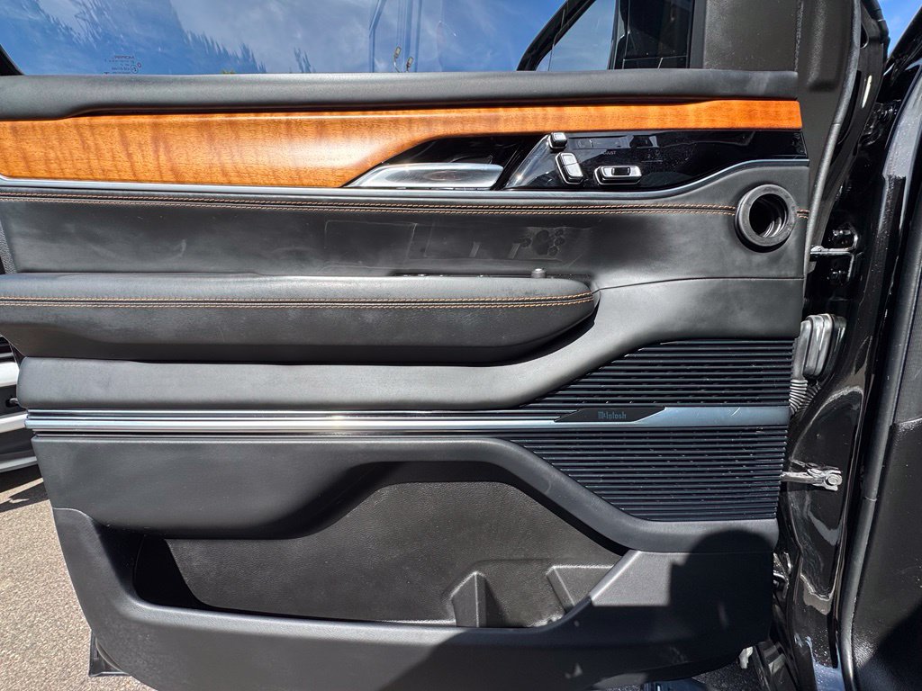 Used 2022 Jeep Grand Wagoneer Series III w/ Rear-Seat Entertainment Group AWD/4WD image 16