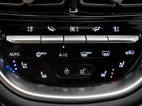 Used 2022 Aston Martin DBX image 29