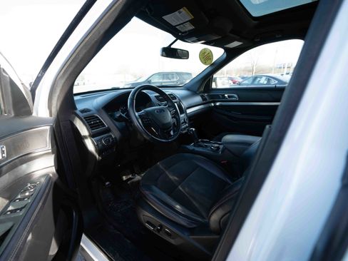 Used 2018 Ford Explorer XLT w/ Equipment Group 202A image 8