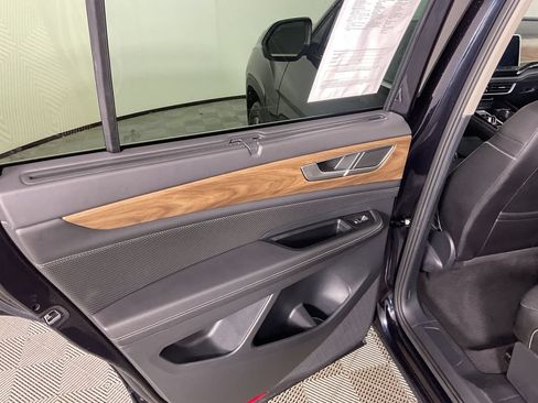 Used 2025 Volkswagen Atlas SE AWD/4WD image 12