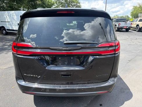 Used 2025 Chrysler Pacifica Limited FWD image 4