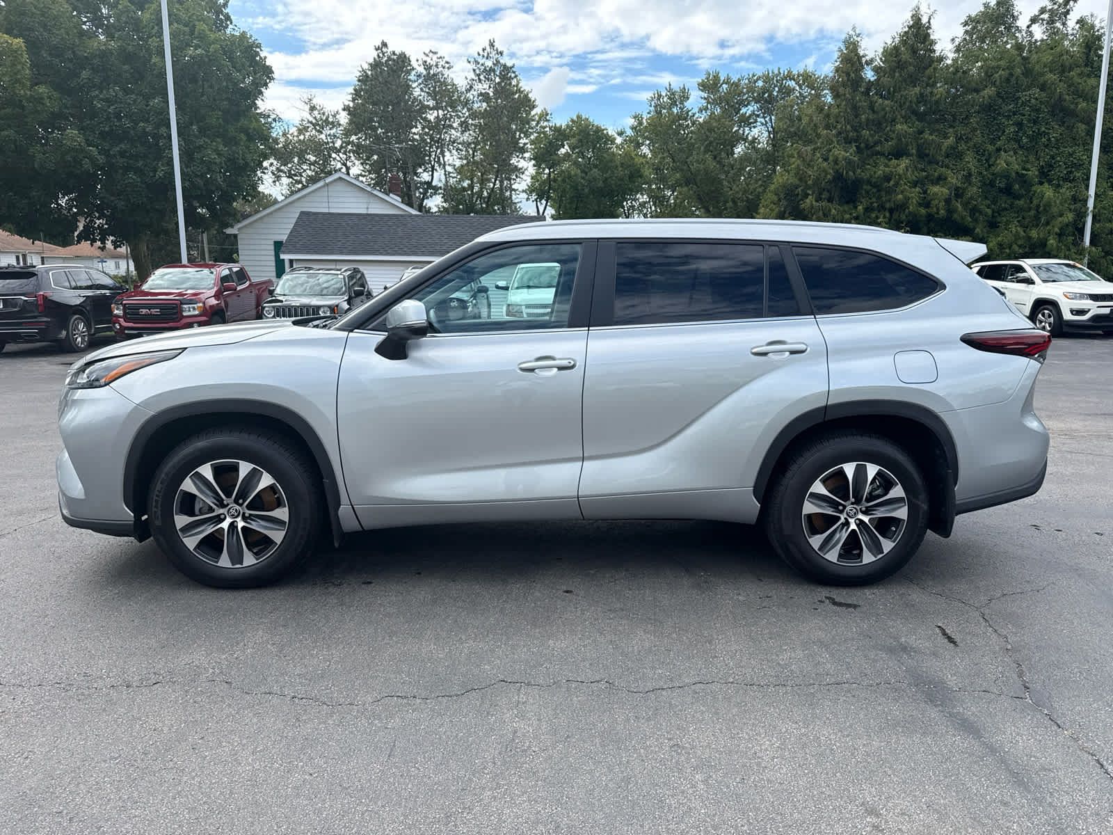 Used 2024 Toyota Highlander XLE AWD/4WD image 6