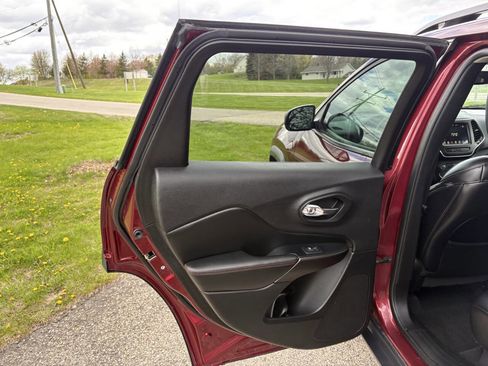 Used 2019 Jeep Cherokee Trailhawk w/ Cold Weather Group AWD/4WD image 25