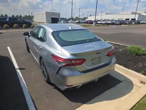 Used 2019 Toyota Camry SE FWD image 6