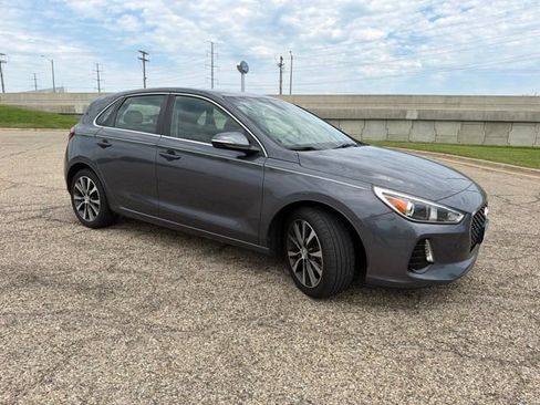 Used 2018 Hyundai Elantra GT w/ Style Package 02 FWD image 2