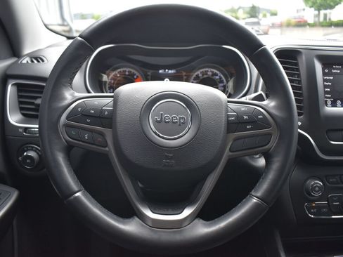 Used 2019 Jeep Cherokee Latitude Plus FWD image 9