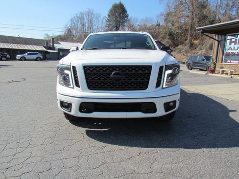 Used 2018 Nissan Titan SV w/ SV Convenience Package image 2
