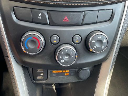 Used 2022 Chevrolet Trax LT w/ Driver Confidence Package AWD/4WD image 9