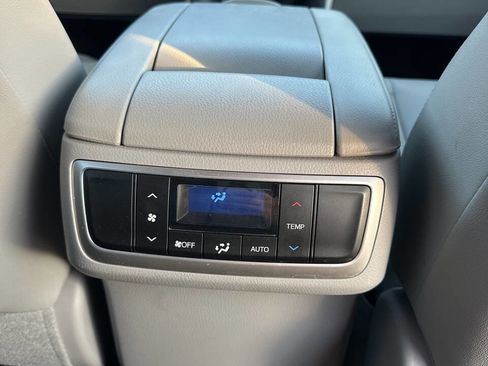 Used 2017 Toyota Highlander XLE image 18