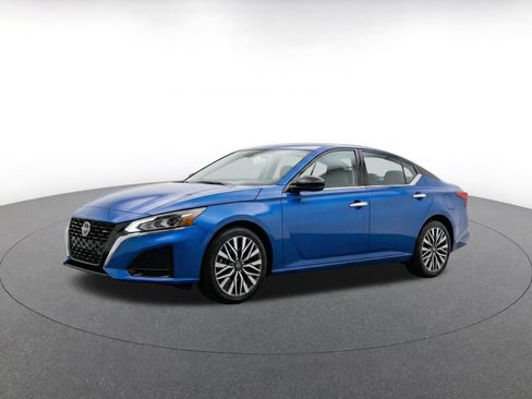 Used 2025 Nissan Altima 2.5 SV FWD image 3