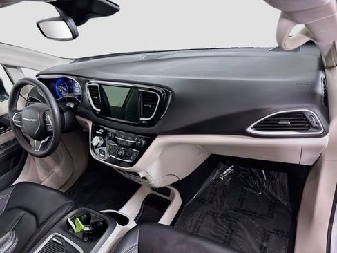 Used 2024 Chrysler Pacifica Touring-L FWD image 28