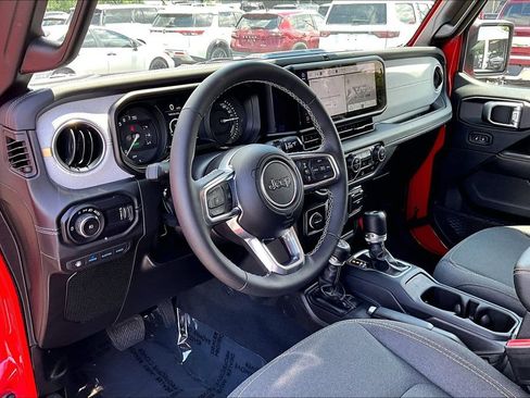 Used 2025 Jeep Wrangler Unlimited Sahara AWD/4WD image 18