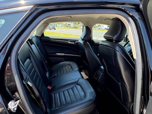 Used 2017 Ford Fusion SE w/ Fusion SE Technology Package FWD image 8
