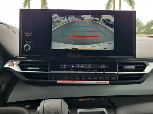 Used 2026 Toyota Sienna XLE FWD image 27