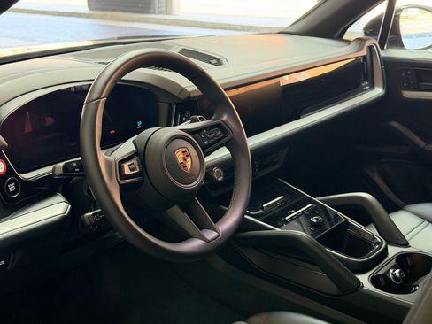Certified 2025 Porsche Cayenne AWD/4WD image 3