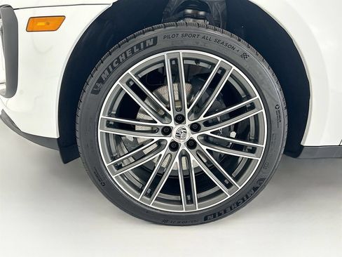 Used 2026 Porsche Macan AWD/4WD image 30