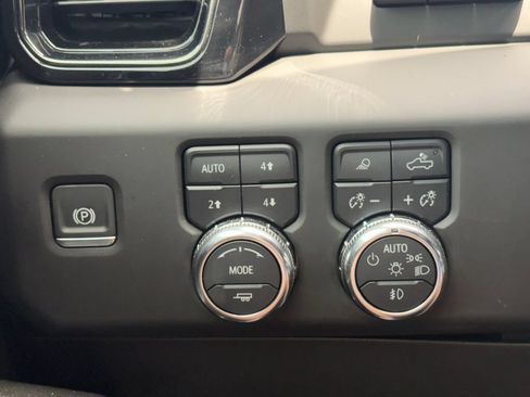 Used 2025 GMC Sierra 2500 AT4 w/ AT4 Premium Plus Package AWD/4WD image 19
