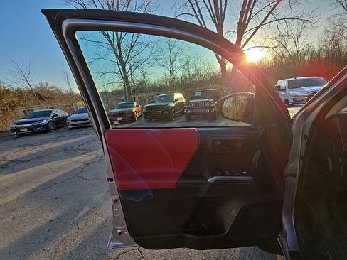 Used 2017 Toyota Tacoma SR5 image 20