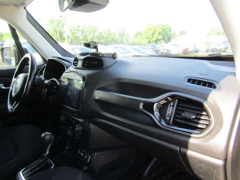 Used 2018 Jeep Renegade Altitude FWD image 18