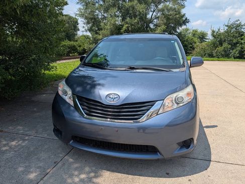 Used 2014 Toyota Sienna LE FWD image 1