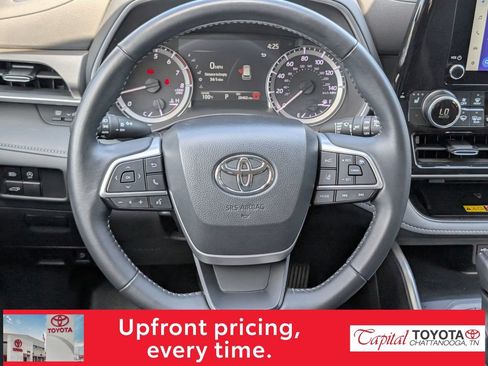 Used 2025 Toyota Highlander XLE AWD/4WD image 16