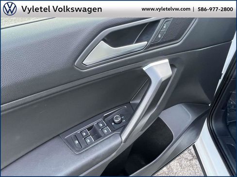 Certified 2021 Volkswagen Tiguan SE w/ Panoramic Sunroof Package image 18