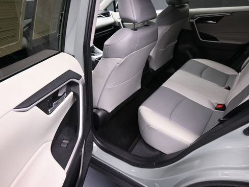 Used 2021 Toyota RAV4 XLE Premium image 18