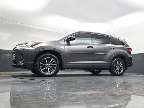 Used 2017 Toyota Highlander XLE AWD/4WD image 32