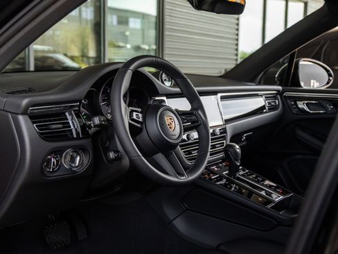 Certified 2026 Porsche Macan AWD/4WD image 4