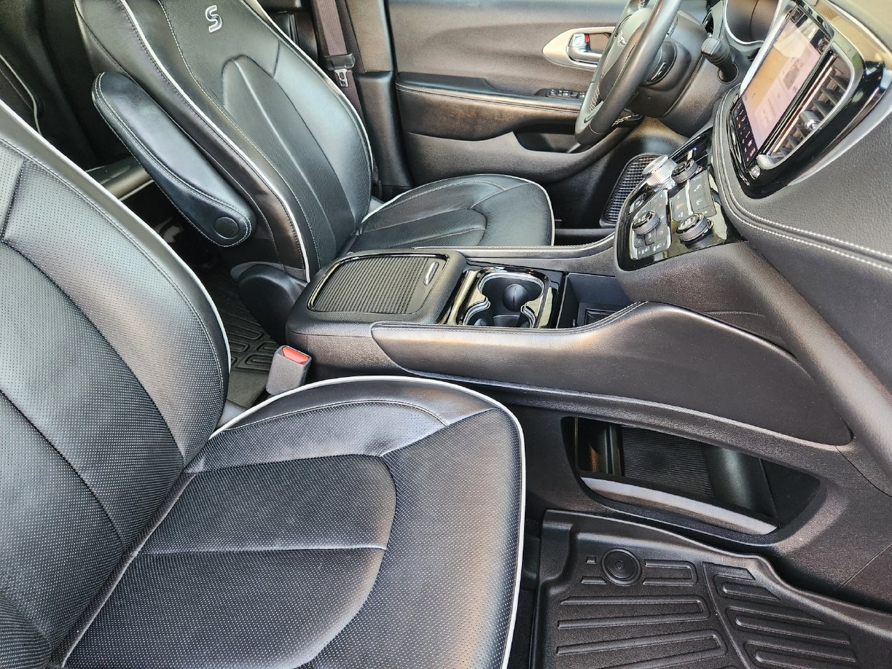 Used 2025 Chrysler Pacifica Limited FWD image 13