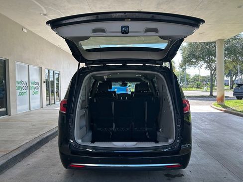 Used 2024 Chrysler Pacifica Touring-L FWD image 29