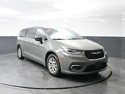 Used 2025 Chrysler Pacifica Select image 3