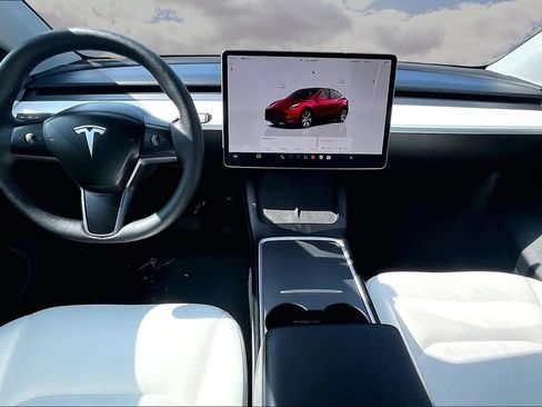 Used 2024 Tesla Model Y Long Range AWD/4WD image 4
