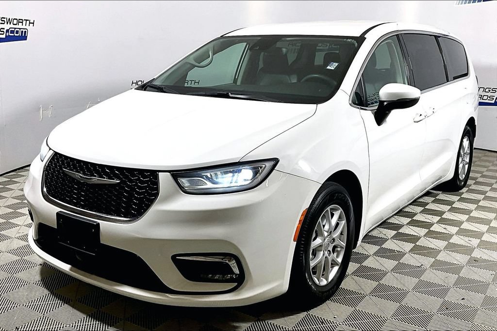 Used 2023 Chrysler Pacifica Touring-L FWD image 1