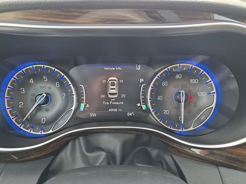 Used 2023 Chrysler Pacifica Limited AWD/4WD image 17