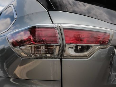 Used 2015 Toyota Highlander Limited Platinum AWD/4WD image 13