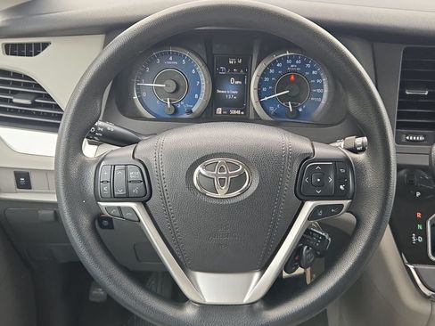 Used 2018 Toyota Sienna LE FWD image 22