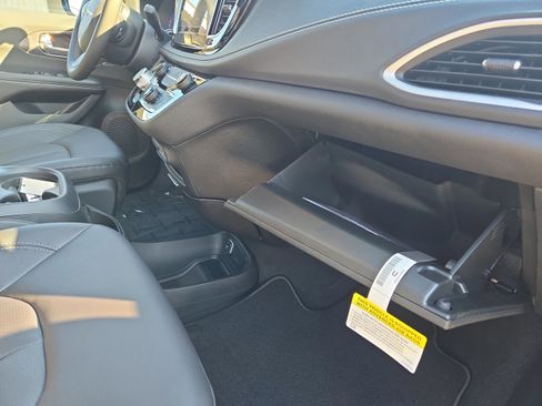 New 2026 Chrysler Pacifica Select image 24