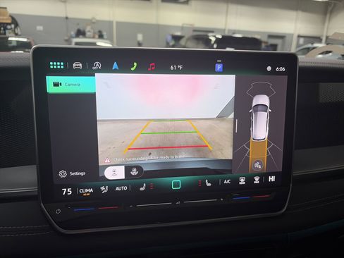 Certified 2025 Volkswagen Tiguan SE image 21