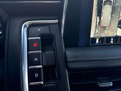 Used 2022 Chevrolet Tahoe Z71 w/ Z71 Off-Road Package image 16