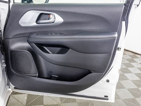 Used 2024 Chrysler Pacifica Limited FWD image 48