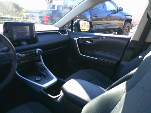 Used 2022 Toyota RAV4 XLE image 29