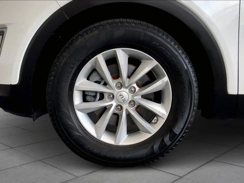 Used 2017 Kia Sorento LX image 11