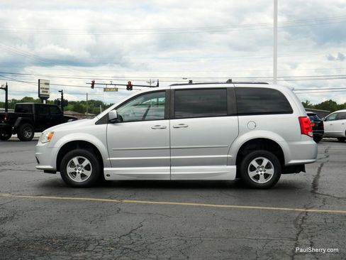 Used 2012 Dodge Grand Caravan SXT image 23