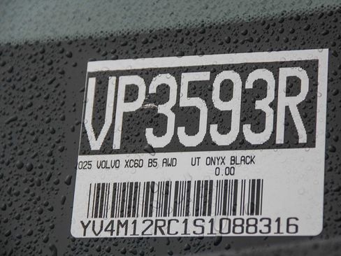 Used 2025 Volvo XC60 B5 Plus image 29