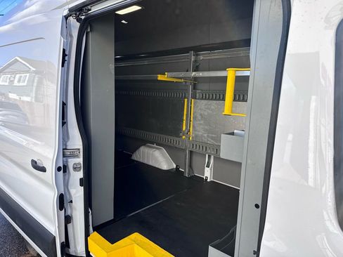 Used 2022 Ford E-Transit 148 High Roof Extended image 32