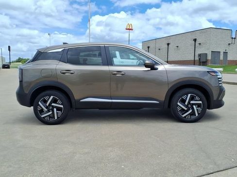 Used 2025 Nissan Kicks SV FWD image 4