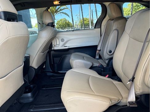 Used 2021 Toyota Sienna XLE w/ XLE Plus Package FWD image 22