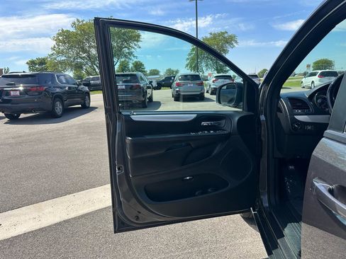 Used 2016 Dodge Grand Caravan R/T FWD image 11