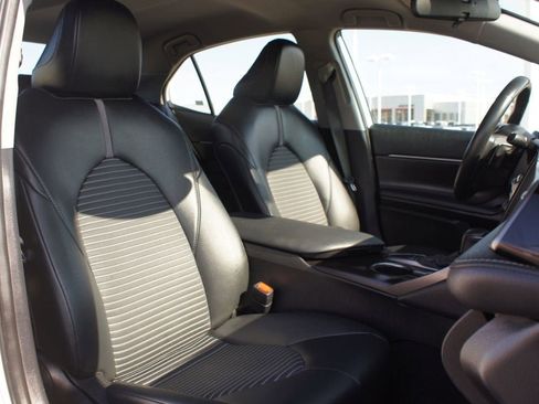 Used 2024 Toyota Camry SE image 19